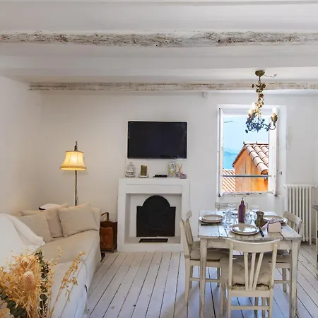 Au Vieux Chateau, Atypique Vue