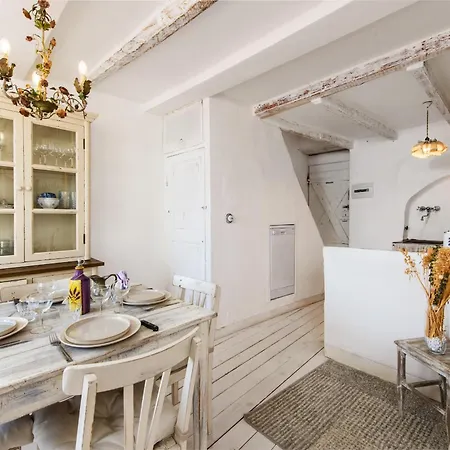 Au Vieux Chateau, Atypique Vue